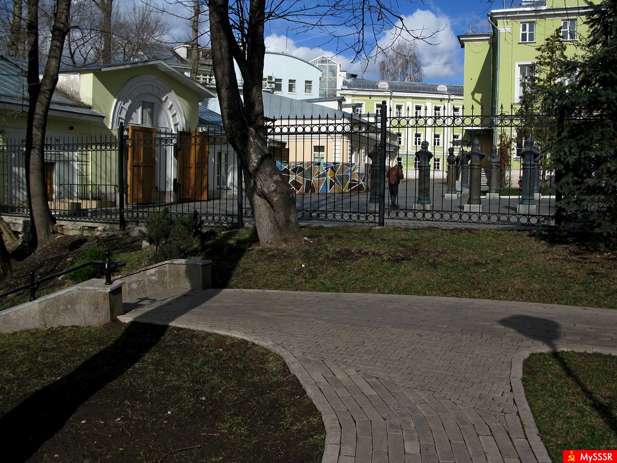Московский дворы