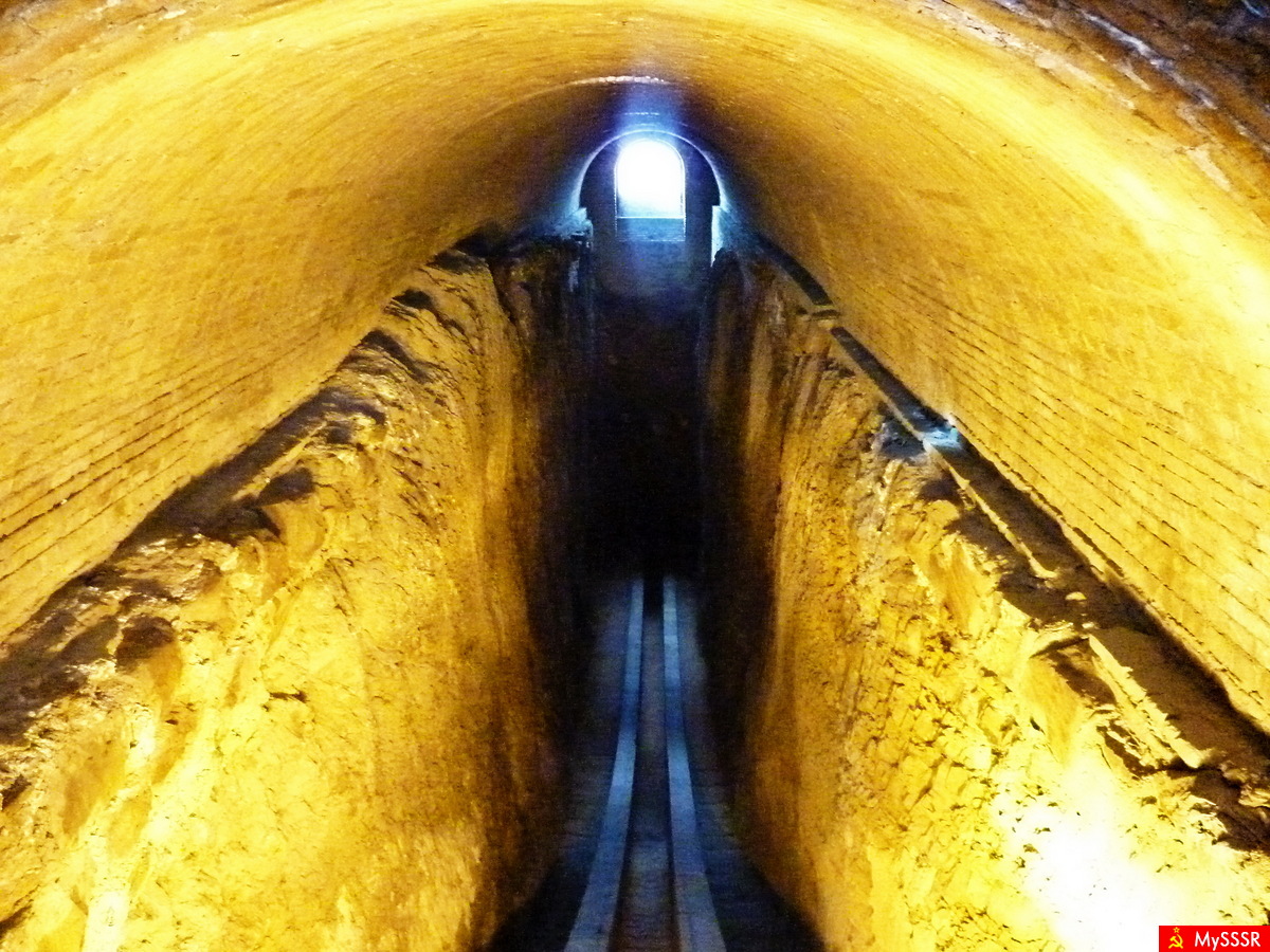 Путешествия. Сохранившаяся подземная часть главного квадранта обсерватории Улугбека.