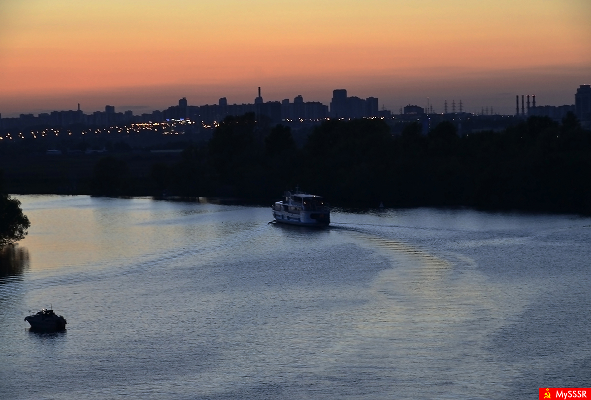 Вечер на Москва реке.