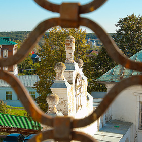 Архитектурное украшение центральных ворот Верхотурского Кремля сквозь кованное ограждение среднего яруса колокольни Кремля.