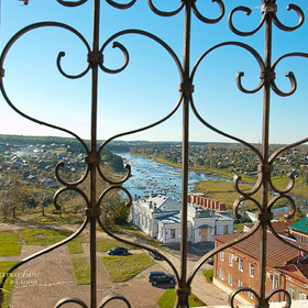 Панорамный вид на реку Туру и город Верхотурье сквозь кованное ограждение звонницы Верхотурского Кремля