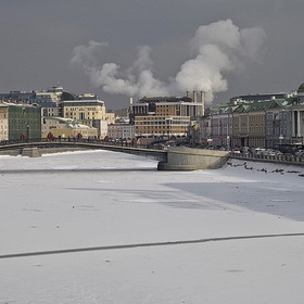 Водоотводный канал в Москве зимой.
