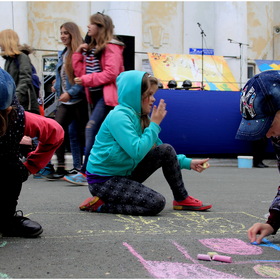 День города. Дети рисуют на асфальте.