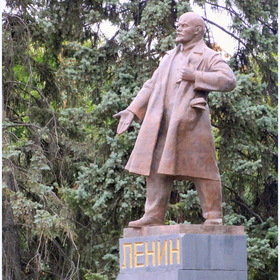 И Ленин такой молодой,,,